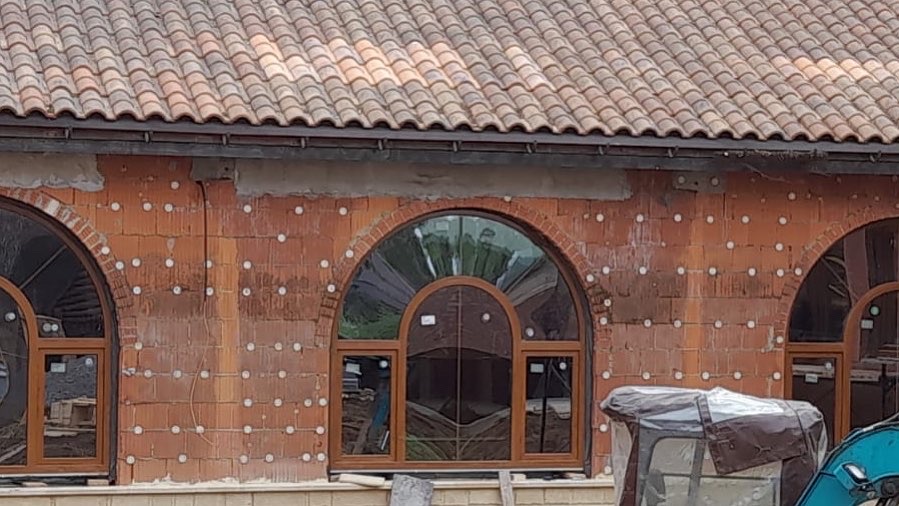 Окно в форме арки в профиле Rehau
