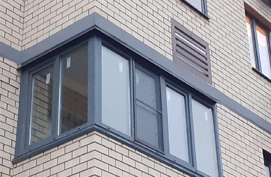 Теплое остекление балкона крашеным в цвет фасада профилем ПВХ