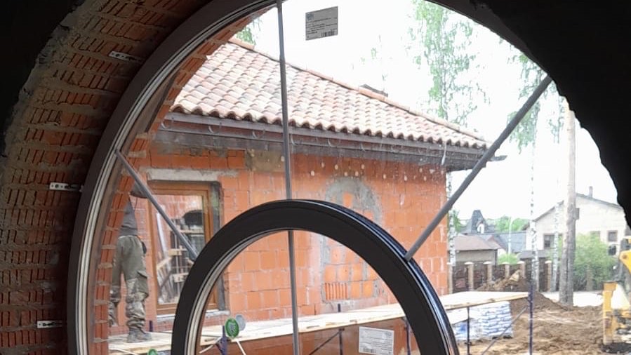 Окно в форме арки в профиле Rehau